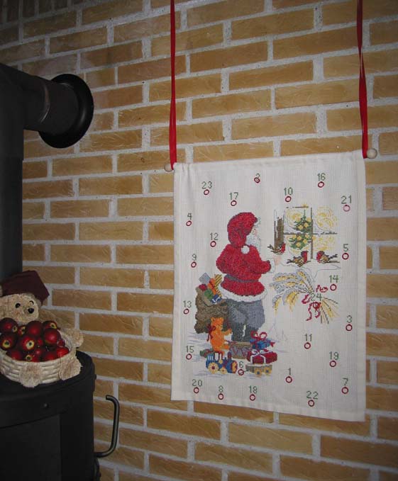 Julemand med fugle i vindue broderikit julekalender