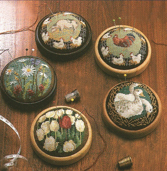 Nåle puder med høns, grise, gæs og blomster broderikit