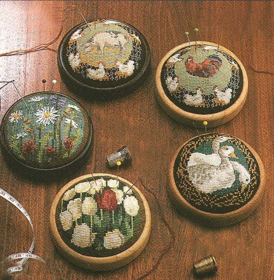Nåle puder med høns, grise, gæs og blomster broderikit