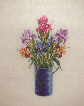 Blå base med iris blomster broderikit