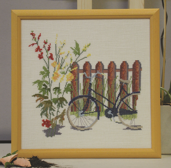 Blå cykel ved plankeværk